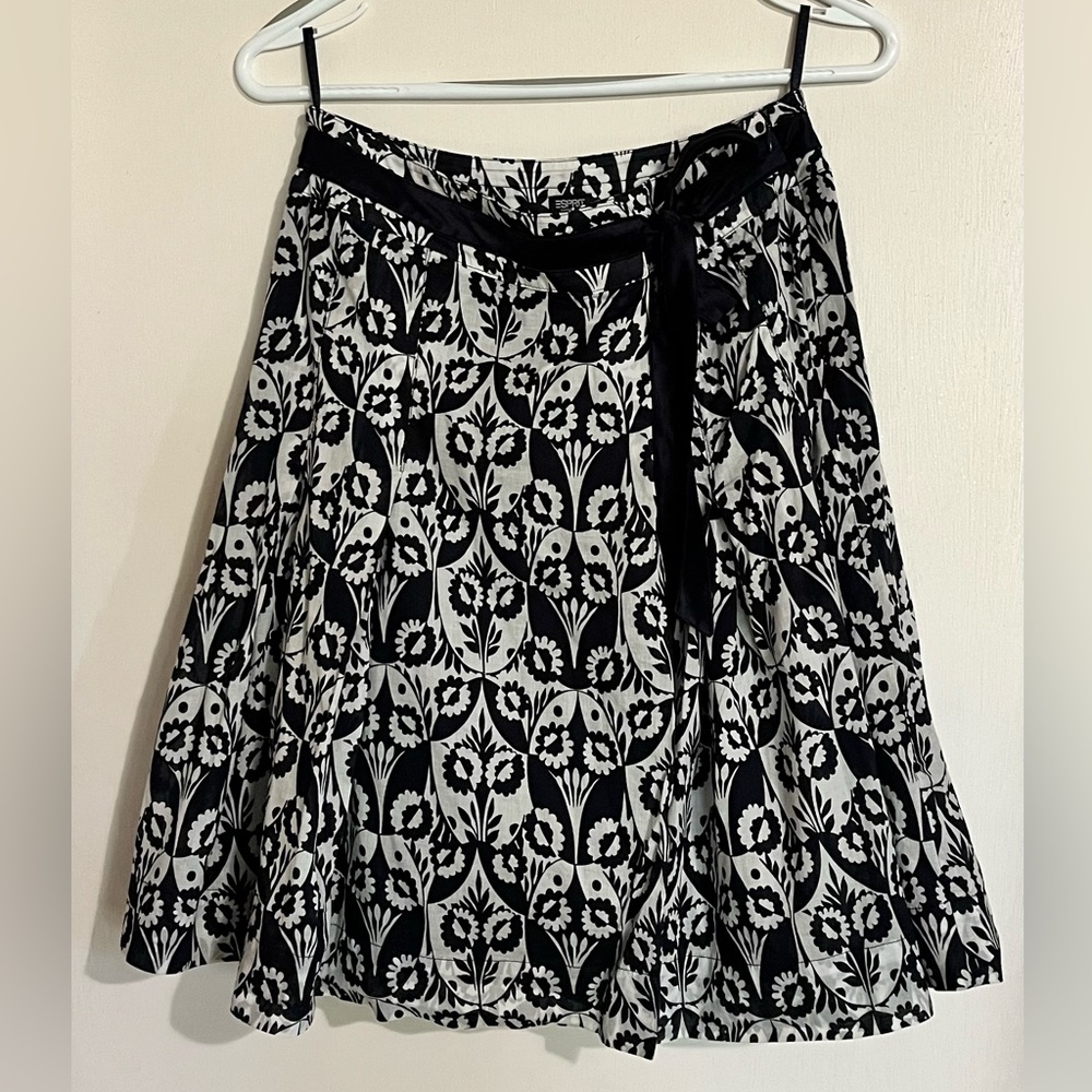 Esprit Navy Blue and White Cotton Fully Lined Flowing Floral Skirt, size 4